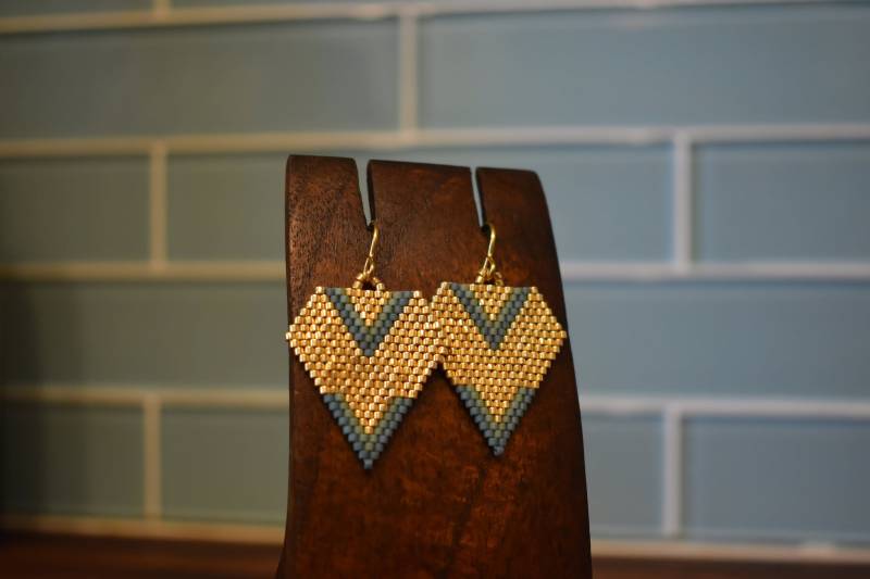 Blauer Diamant-Chevron Perlt Ohrringe von SeedsAndChevron