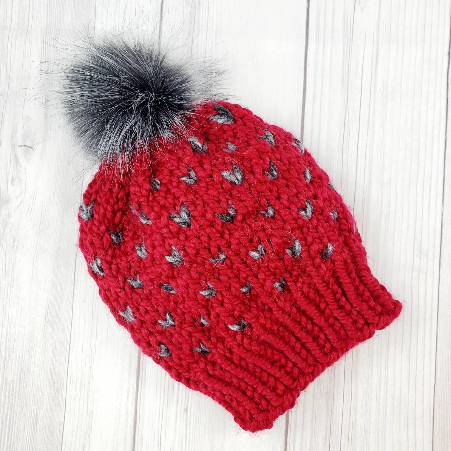 Beanie Damen Hand Gestrickt Weihnachten Valentinstag Fair Aisle Wolle Rot Grau Herbstmütze Herzen Winter Accessoires Kunstfell Pompom von SeedsnStitches