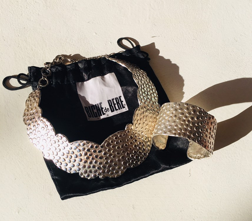 Bere Biche - Plastron Halskette Schmuck Und Gold Metall Manschette Armband Stund in Relief Gestempelt Nummeriert Made France Bere Biche - Plastron Halskette Schmuck Und Gold Metall Manschette Armband Stund in Relief Gestempelt Nummeriert Made France von SeekMyPicks