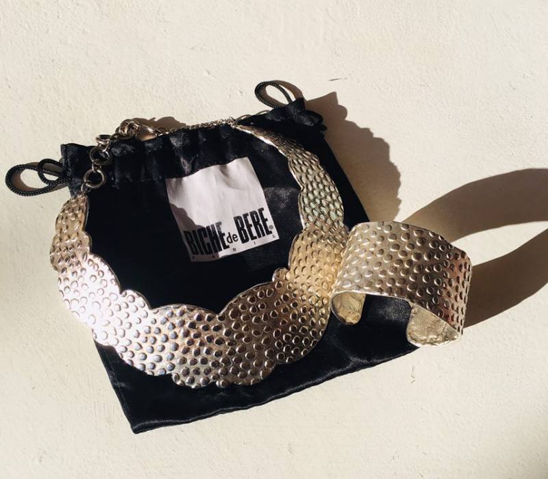 Bere Biche - Plastron Halskette Schmuck Und Gold Metall Manschette Armband Stund in Relief Gestempelt Nummeriert Made France Bere Biche - Plastron Halskette Schmuck Und Gold Metall Manschette Armband Stund in Relief Gestempelt Nummeriert Made France von SeekMyPicks