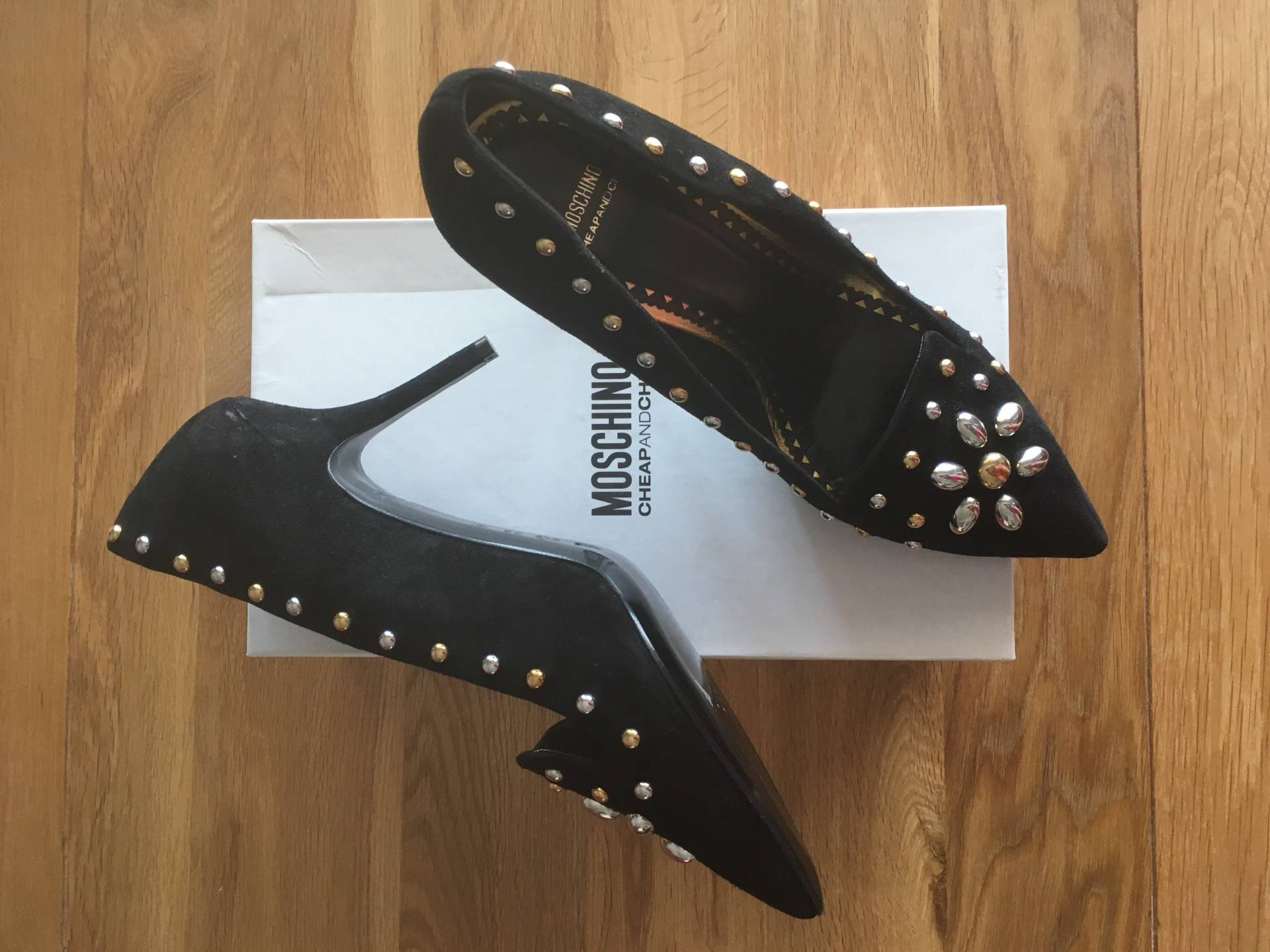 Moschino Günstig Und Schick - Schwarze Wildlederpumps Mit Silbernen Goldenen Nieten Größe 40Eu Für Einen Funky Couture-Look Moschino Günstig Und Schick - Schwarze Wildlederpumps Mit Silbernen Goldenen Nieten Größe 40Eu Für Einen Funky Couture-Look von SeekMyPicks