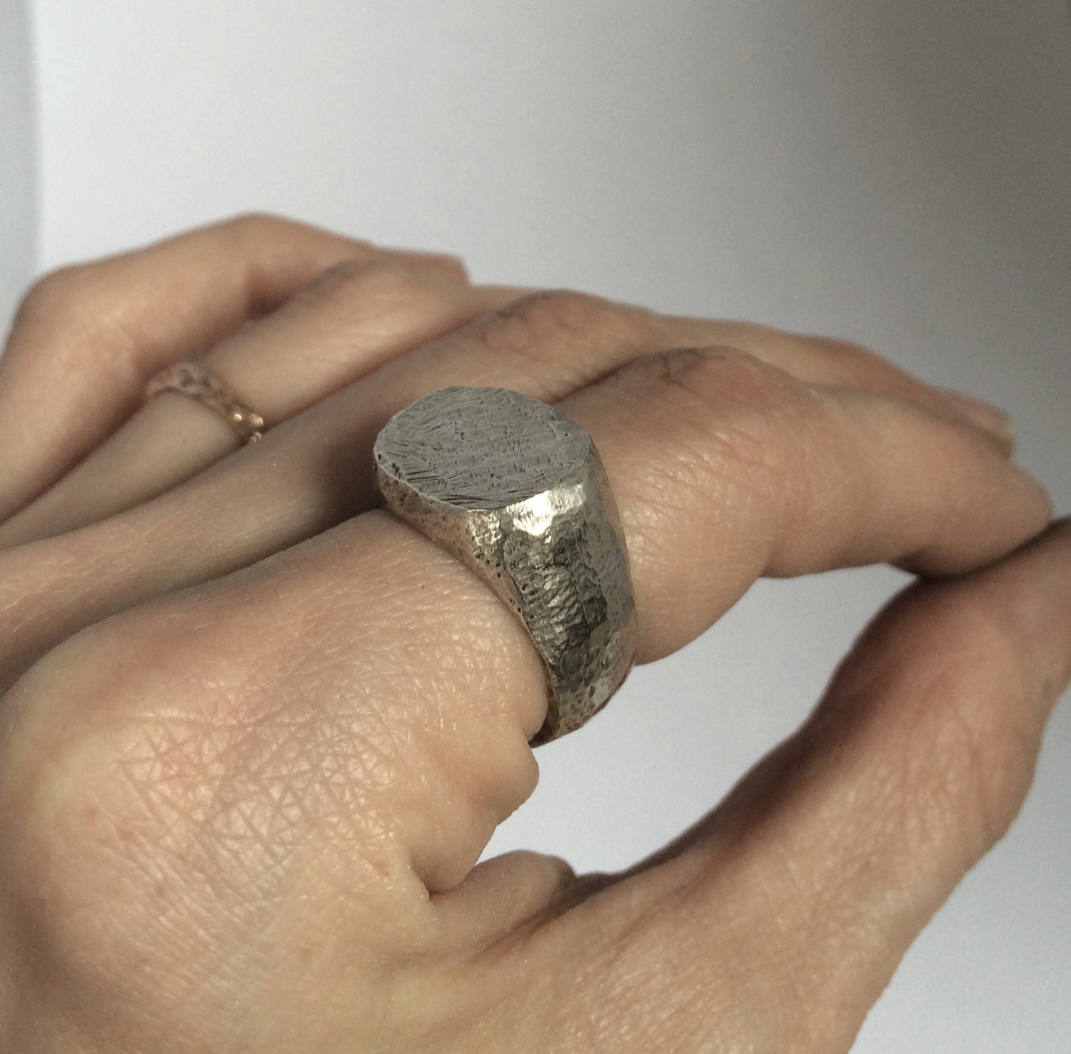 Grob Strukturierter Siegelring, Gehämmert 925 Silber, Schwerer Statement Schmuck von SeekerJewellery