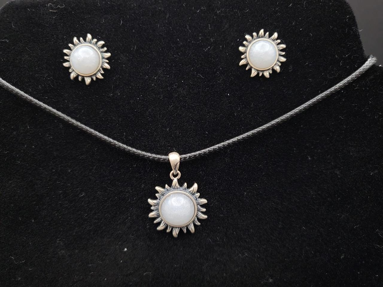 Trachten Schmuck Set in Weiß - Handgemachte Harz Und 925 Silber Ohrringe Anhänger, Oktoberfest, Wiesn, Geschenk, Damen Trachtenschmuck von SeelenharzHahn