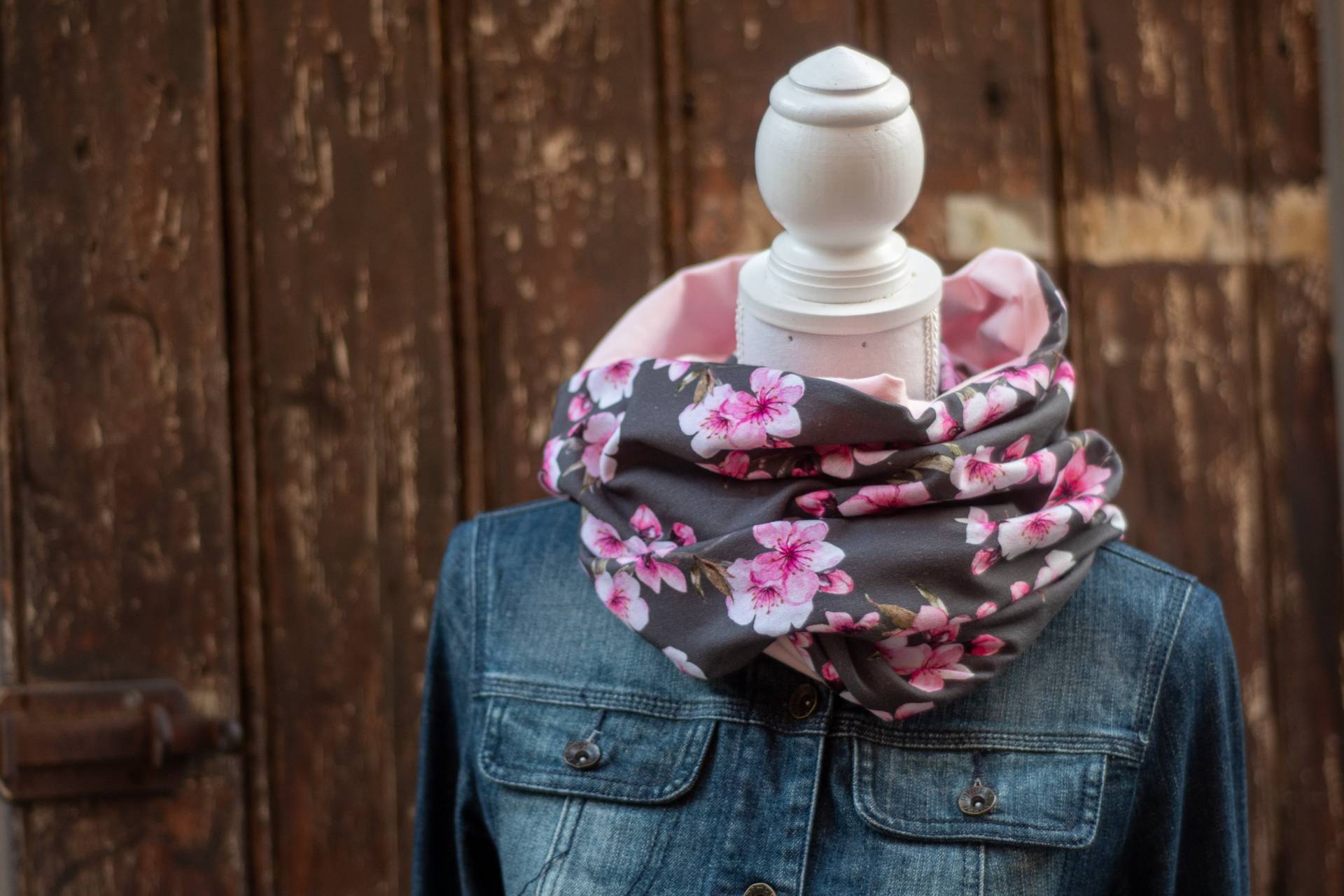 Fara Xxl Loopschal/Schlauchschal Kirschblüte Hellgrau & Rosa von SeeleundFadenShop