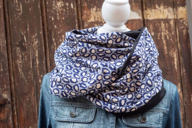 Fara Xxl Loopschal/Schlauchschal Leo Animalprint Graublau & Schwarz von SeeleundFadenShop