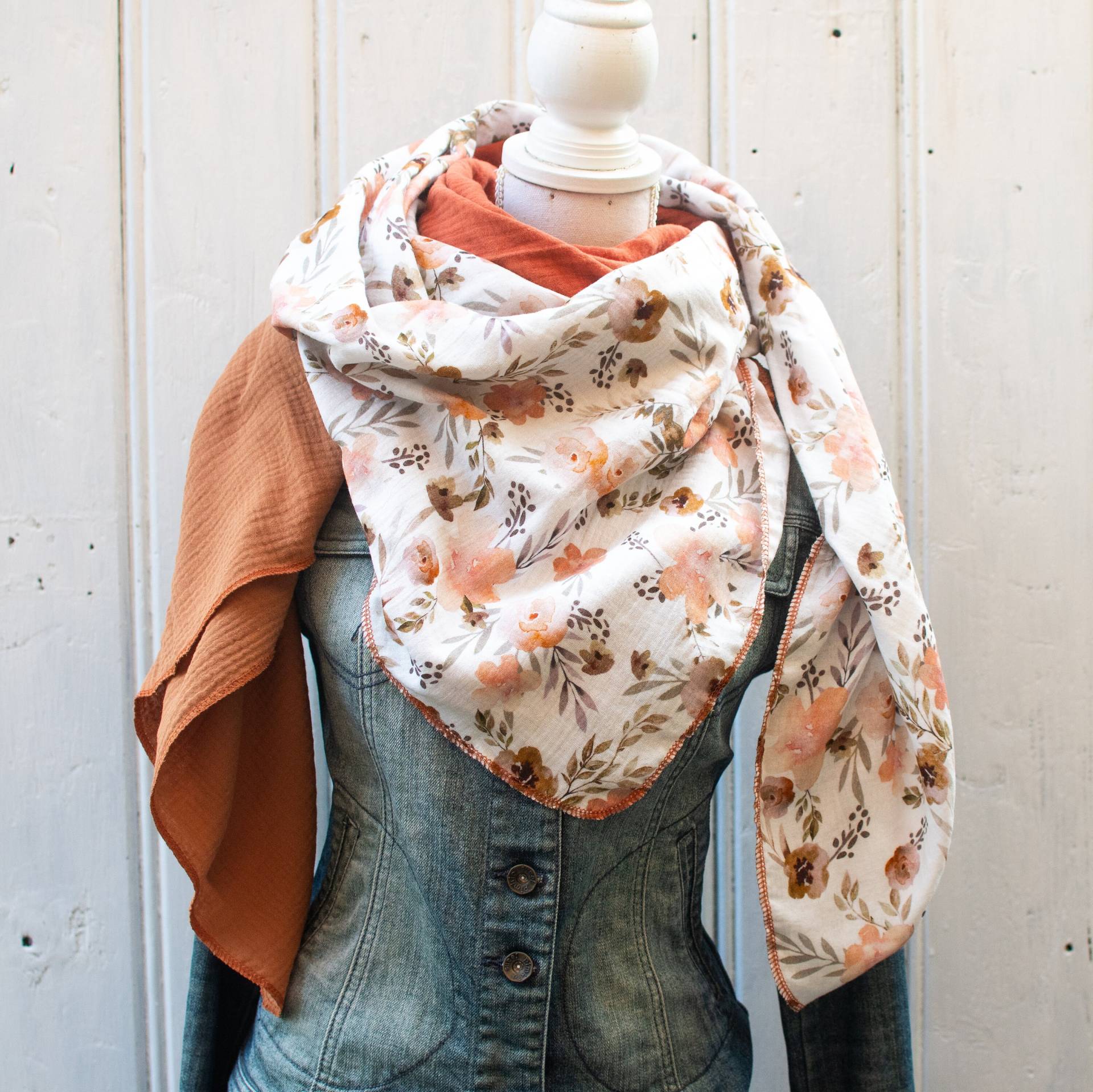 Faye - Xxl Musselin Wickeltuch/Wickelschal Blumen Blau & Taupe Glitzer Tuch Faye - Xxl Musselin Wickeltuch/Wickelschal Blumen Blau & Taupe Glitzer Tuch von SeeleundFadenShop