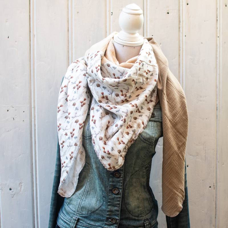 Faye - Xxl Musselin Wickeltuch/Wickelschal Herbst Blumen Helles Beige & Taupe Tuch von SeeleundFadenShop