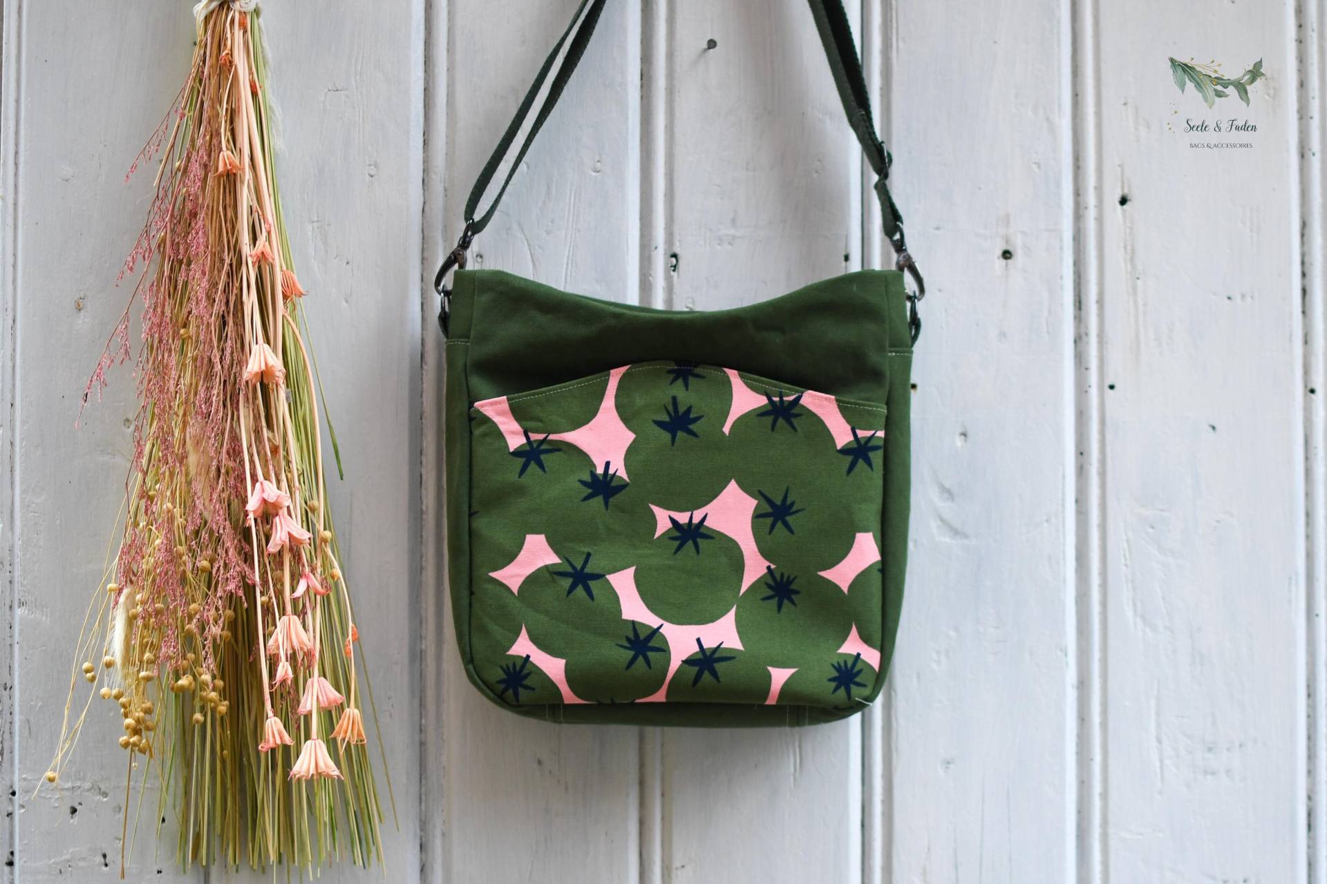 Umhängetasche Sarah/Grün & Rosa Retro Tomaten von SeeleundFadenShop