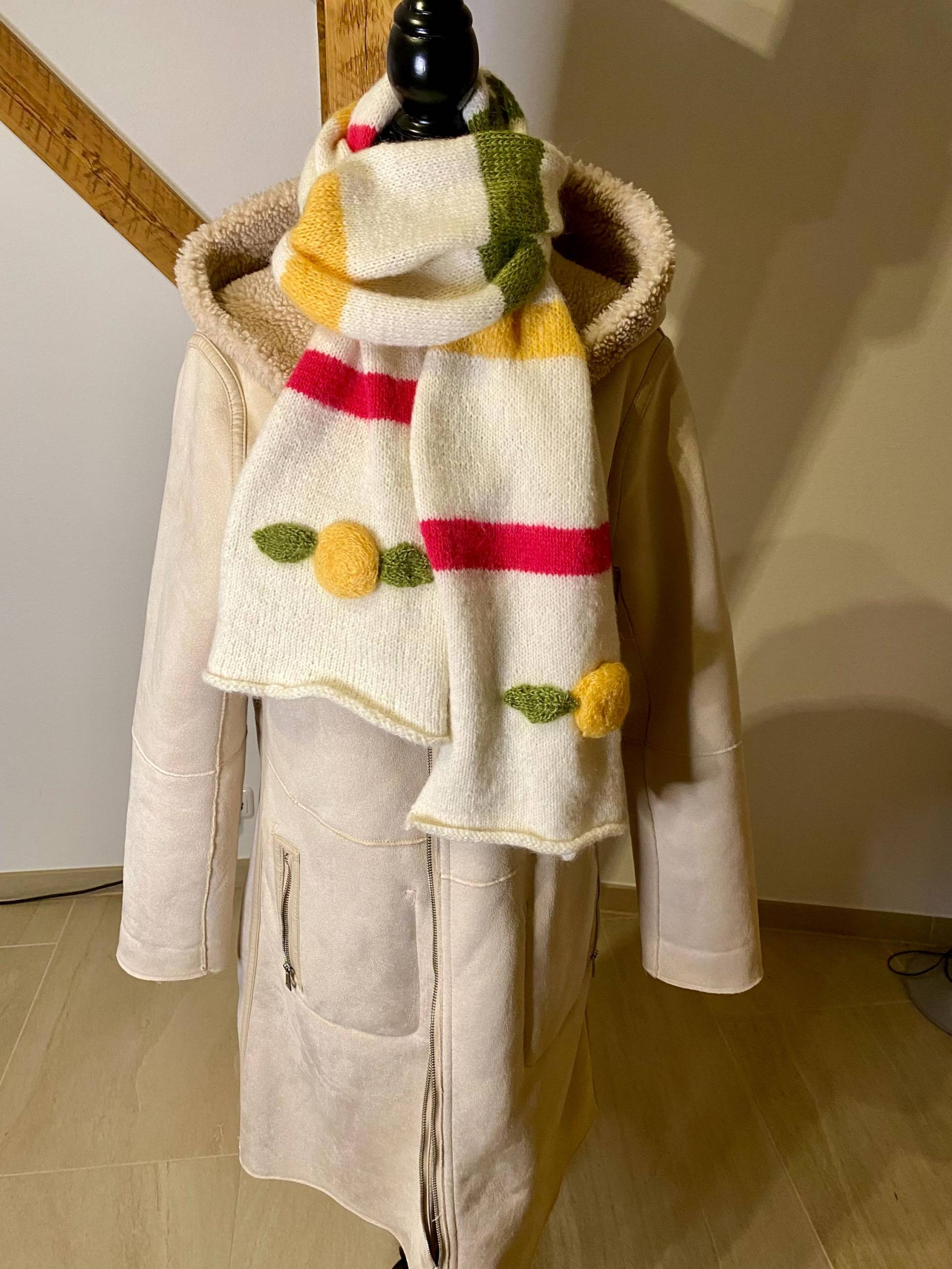 Schal Wollweiß Gestreift, Seelness®Design Unikat, Handgestrickt Mit Streifen Und Zitronenapplikationen Aus Wolle, Handmade Einzelstück von SeelnessDesign