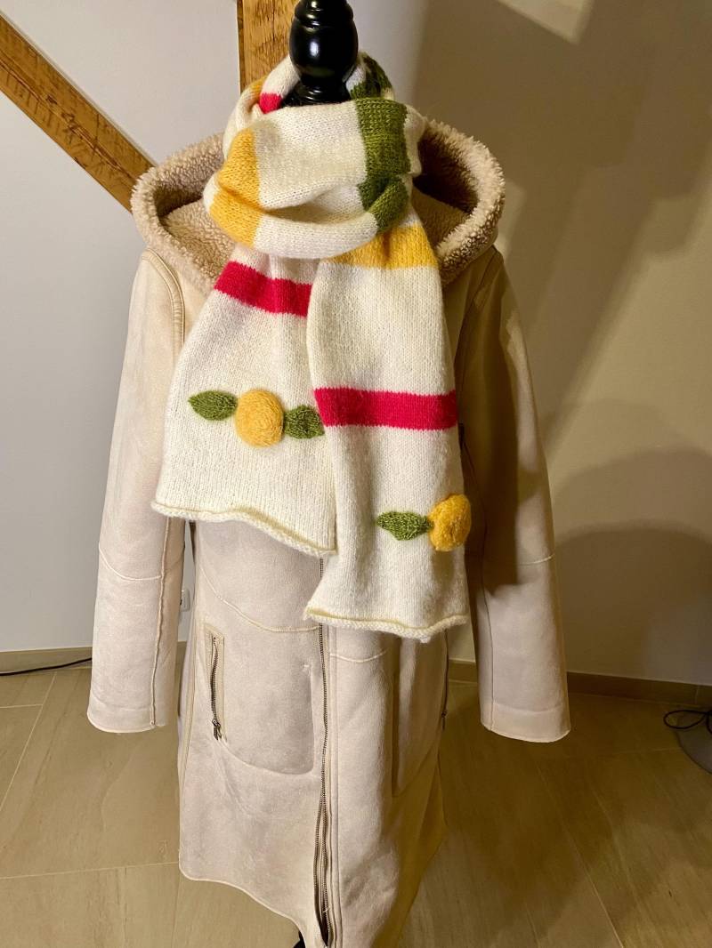 Schal Wollweiß Gestreift, Seelness®Design Unikat, Handgestrickt Mit Streifen Und Zitronenapplikationen Aus Wolle, Handmade Einzelstück von SeelnessDesign