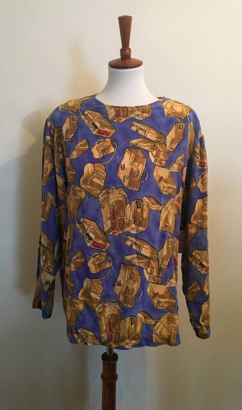 Große Vintage Koffer Bluse - Gepäck 80Er Jahre Blouse-Annie_Alexander_Blouse-1980S-100 Bluse-Größe 10-Vintage Humorvoll Seidenbluse Große Vintage Koffer Bluse - Gepäck 80Er Jahre Blouse-Annie_Alexander_Blouse-1980S-100 Bluse-Größe 10-Vintage Humorvoll Seidenbluse von SeelwithaKiss