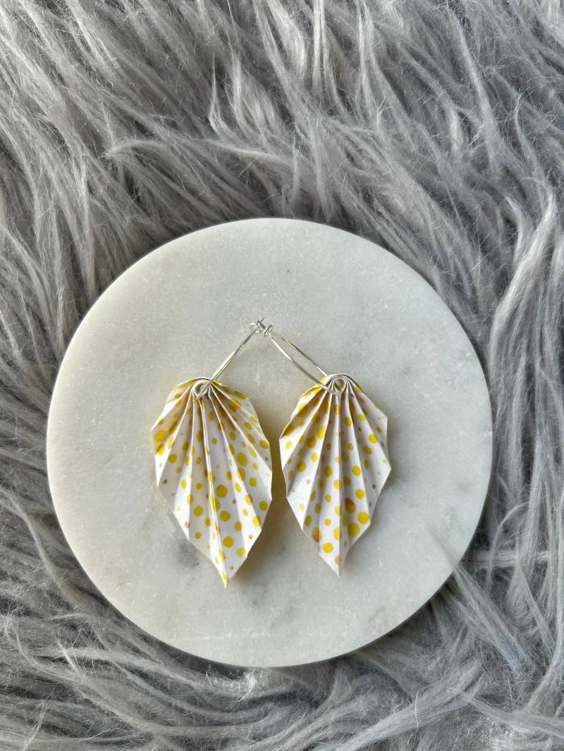 Ohrringe Aus Papier | Origami Creole Gelb Weiß Muster Gepunktet von Seemannsanker