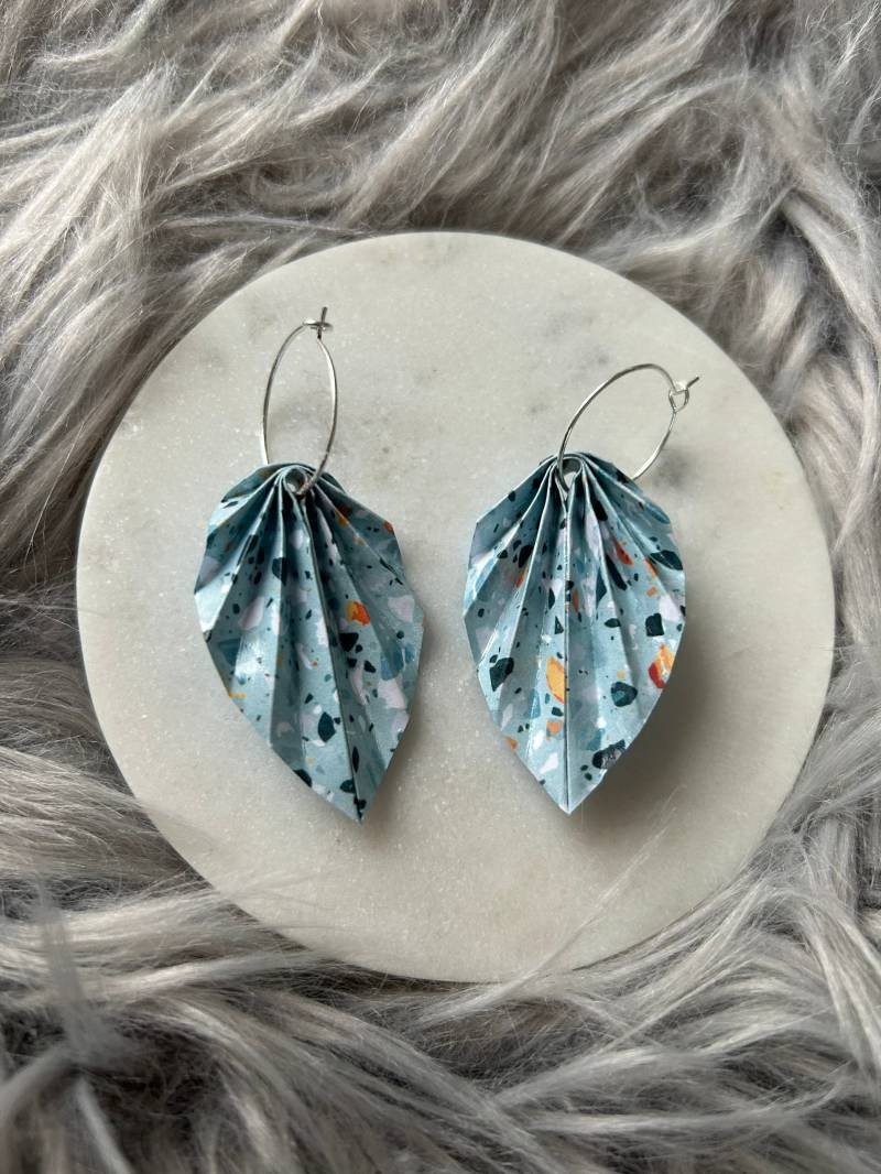 Ohrringe Aus Papier | Origami Creole Hellblau Gesprenkeltes Muster von Seemannsanker