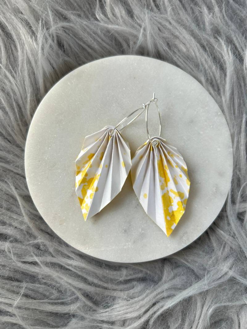 Ohrringe Aus Papier | Origami Creole Weiß Mit Gelben Elementen von Seemannsanker