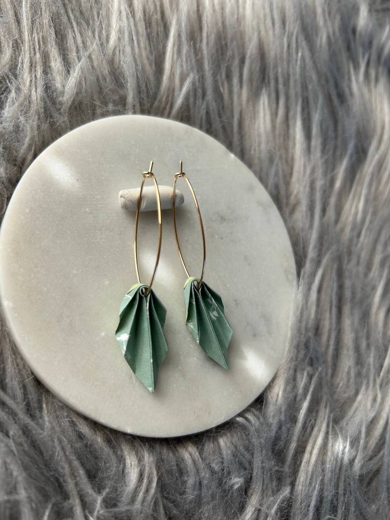 Ohrringe Aus Papier | Origami Tropfen-Creole Vergoldet Hellgrün Mint Mit Leichtem Muster von Seemannsanker