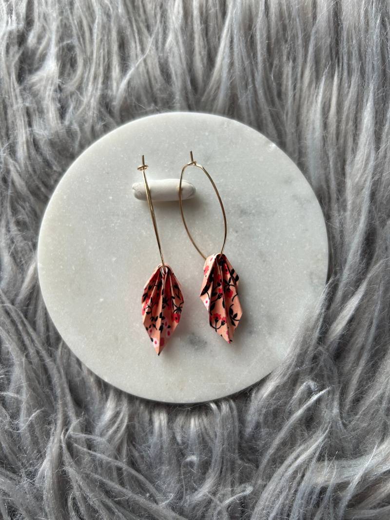 Ohrringe Aus Papier | Origami Tropfen-Creole Vergoldet Peach/Lachsfarben Mit Floralem Muster von Seemannsanker