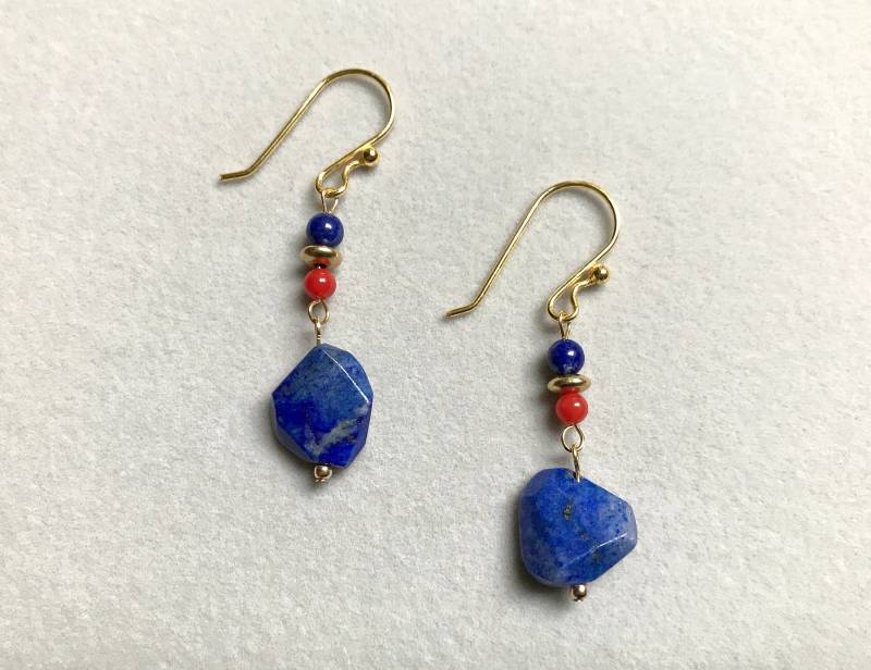 Lapis Lazuli Ohrringe, Rote Koralle 18K Gold Füllen, Fischhaken, Hypoallergen Geschenk Für Sie von SeesawDesignStudio