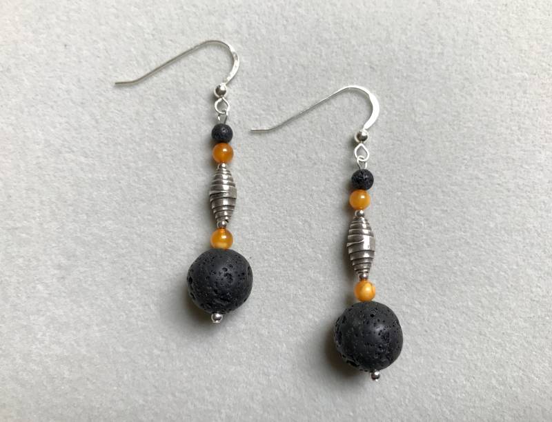 Schwarze Lava Rock Ohrringe, Gelbe Mila Bernstein 925 Sterling Silberohrringe, Hypoallergen Geschenk Für Sie von SeesawDesignStudio