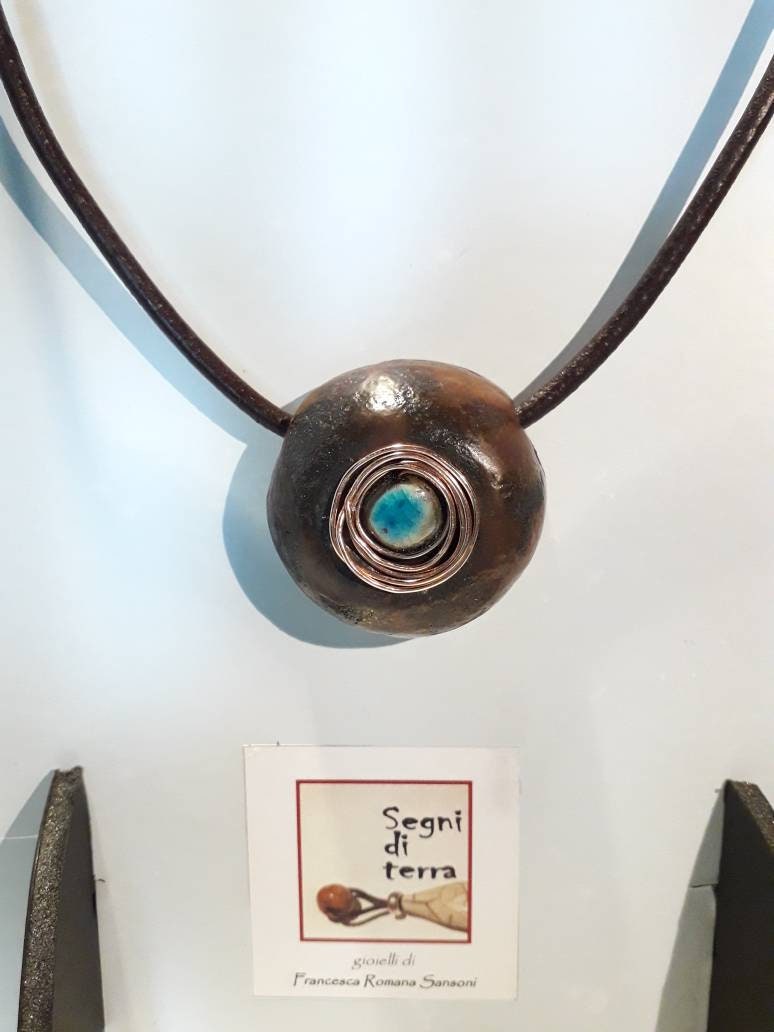 Runder Anhänger Aus Raku-Keramik von SegnidiTerra