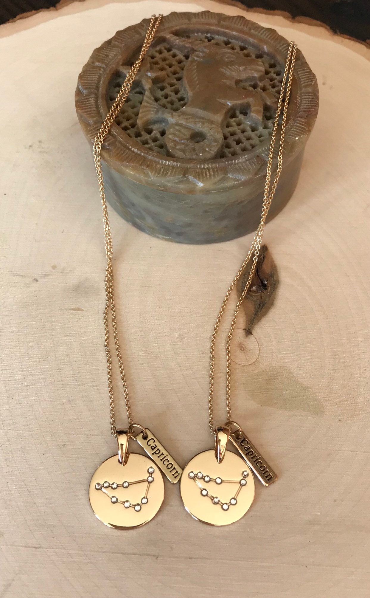 Ein Perfektes Token, Diese Astrologie-Halskette Zeigt Eine Strass-Besetzte Konstellation Des Steinbock Sternzeichens in 14K Gelbgold Ein Perfektes Token, Diese Astrologie-Halskette Zeigt Eine Strass-Besetzte Konstellation Des Steinbock Sternzeichens in 14K Gelbgold von SehamsJewelBox