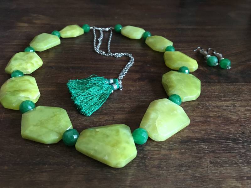 Olive Jade Edelstein Halskette Statement Stück Grün Quasten Schmuck Olive Jade Edelstein Halskette Statement Stück Grün Quasten Schmuck von SehamsJewelBox