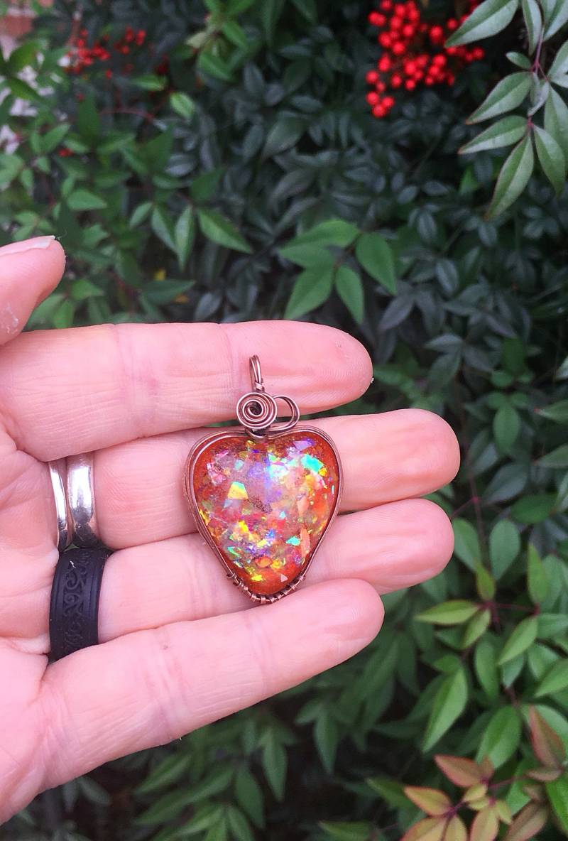 Draht Gewickelt Faux Feuer Opal Anhänger, Kupferdraht Gewickelt, Handgefertigter Stein, Herz Draht Gewickelt Faux Feuer Opal Anhänger, Kupferdraht Gewickelt, Handgefertigter Stein, Herz von SehraMoone