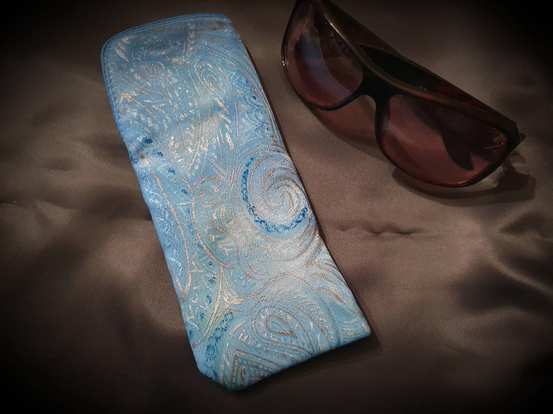 Edles Handbemaltes Brillienetui Aus Seide - Hellblau Mit Silber-Highlights von SeidenArt