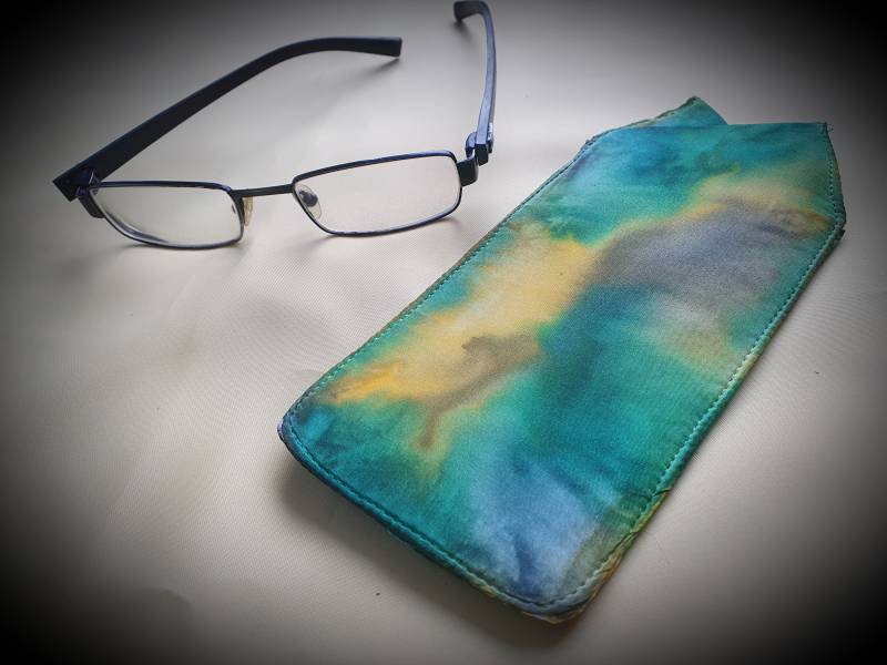 Edles Handbemaltes Brillienetui Aus Seide von SeidenArt