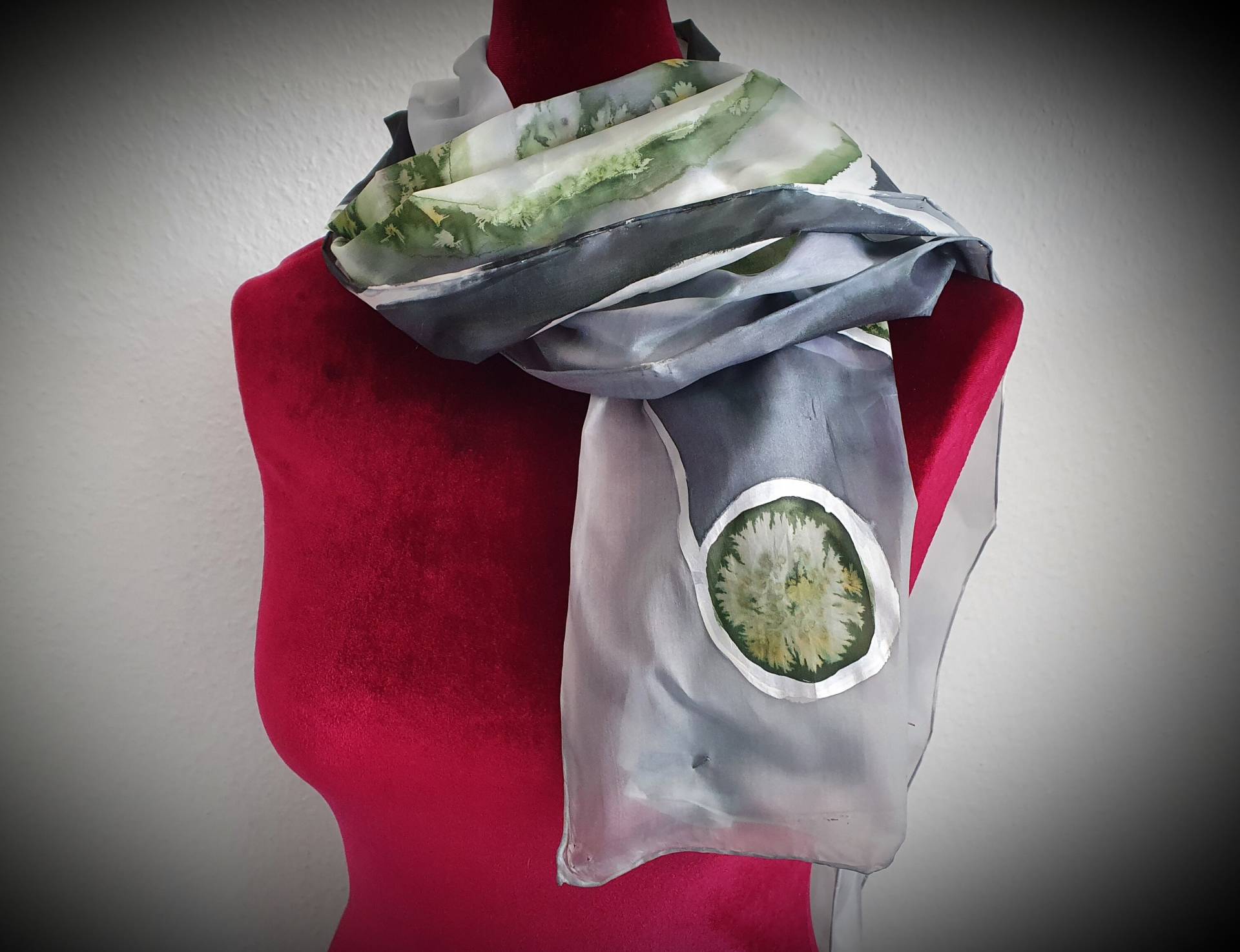 Handbemalter Seidenschal Mit Ausgefallenem Design in Weiß, Grau Und Olivgrün von SeidenArt