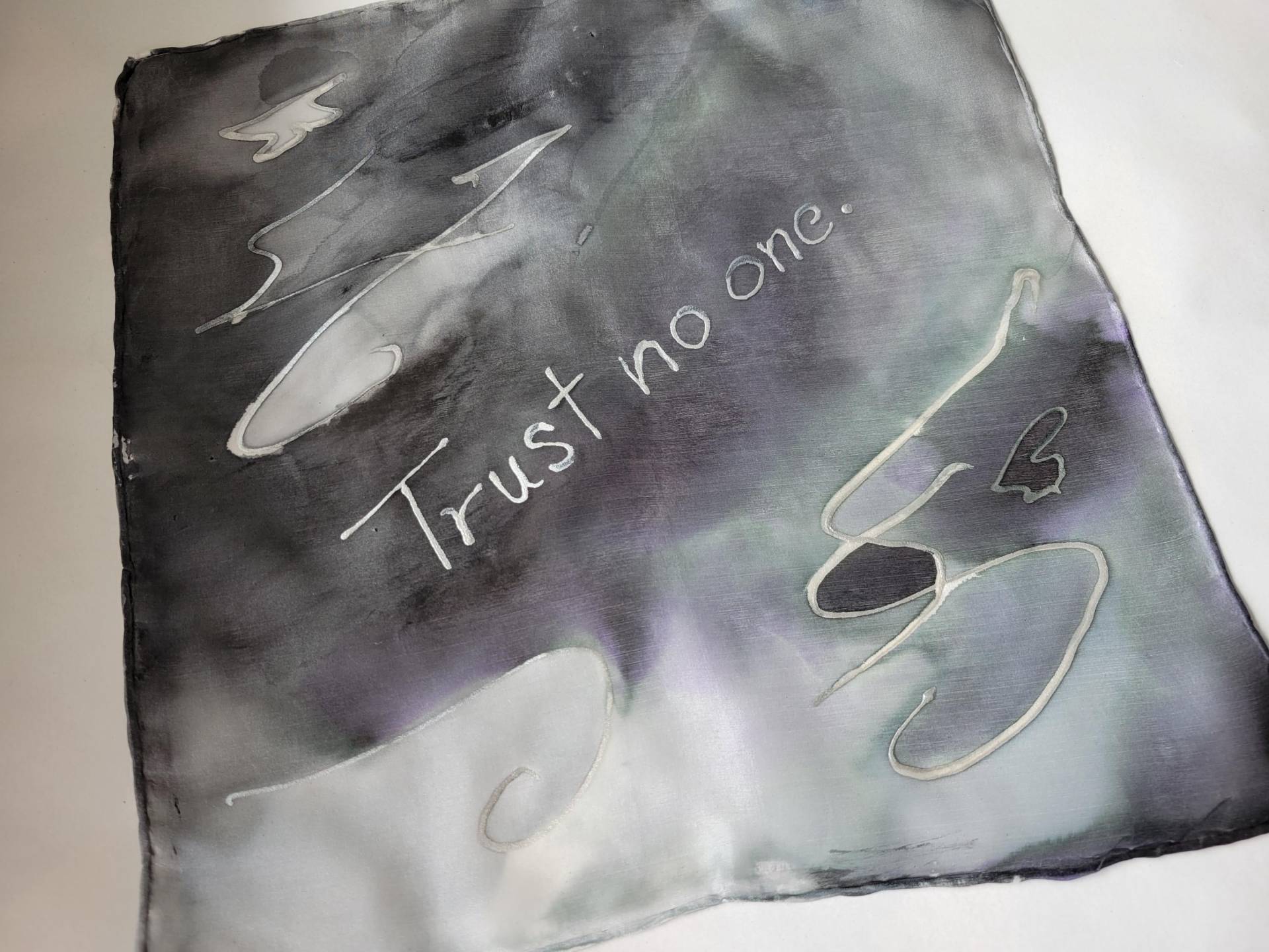 Handbemaltes Seidentaschentuch "Trust No One" in Schwarzweiß von SeidenArt