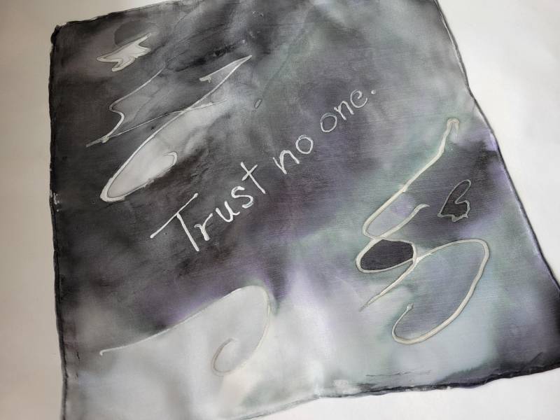 Handbemaltes Seidentaschentuch "Trust No One" in Schwarzweiß von SeidenArt