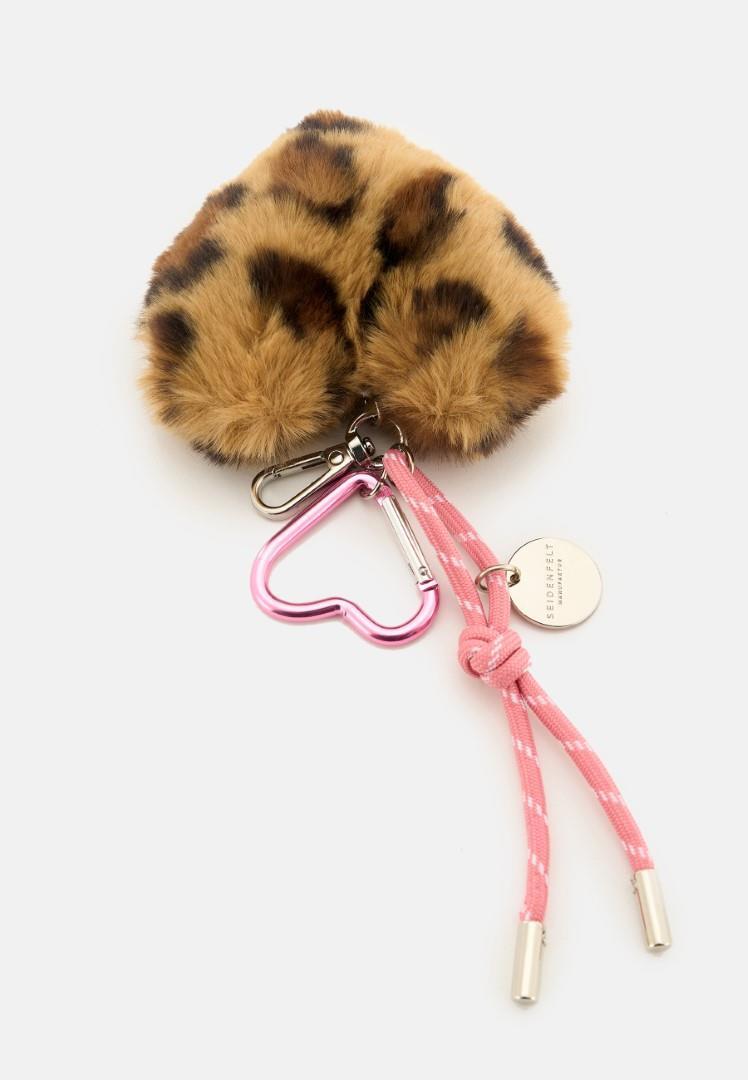 Seidenfelt - Accessoire Furry Heart Charm Leo-Light Pink Multicolor von Seidenfelt