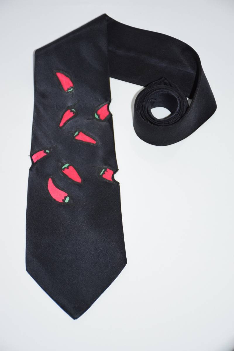 Handgemalte Krawatte Chillies Auf Anthrazit von Seidenmalerei