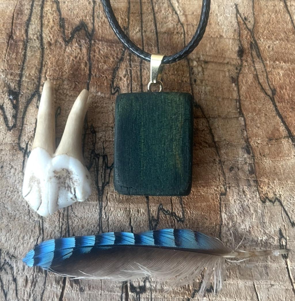 Mondschatten - Seltener Blauholz-Anhänger Am Lederband | Waldschmuck Aus Vom Pilz Gefärbtem Holz Unikat Mit Golddetails Mondschatten - Seltener Blauholz-Anhänger Am Lederband | Waldschmuck Aus Vom Pilz Gefärbtem Holz Unikat Mit Golddetails von Seiltaenzerei