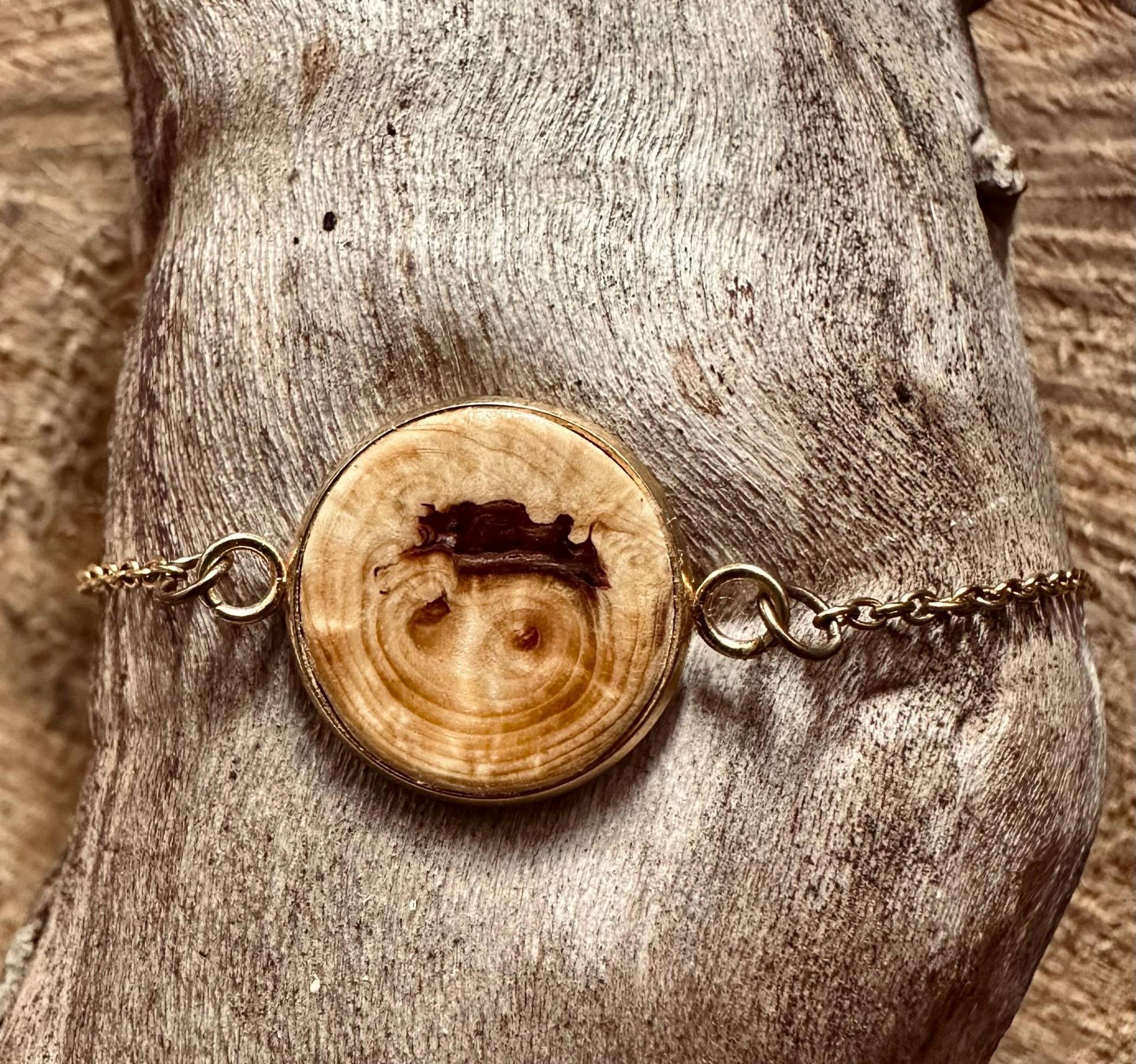Wächterherz - Armband Aus Nadelbaum-Perle Mit Goldfassung Wächterherz - Armband Aus Nadelbaum-Perle Mit Goldfassung von Seiltaenzerei