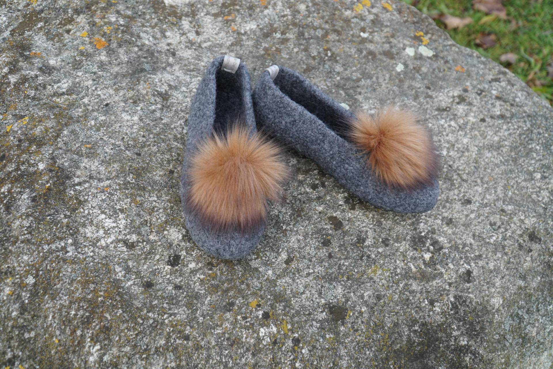 Filzschuhe, Anthrazitmelierte Ballerina Mit Kunstfellbommel, Puschen, Filzpuschen, Gefilzte Hausschuhe, Barfußschuhe, Filzschuhe Filzschuhe, Anthrazitmelierte Ballerina Mit Kunstfellbommel, Puschen, Filzpuschen, Gefilzte Hausschuhe, Barfußschuhe, Filzschuhe von SejaDesign