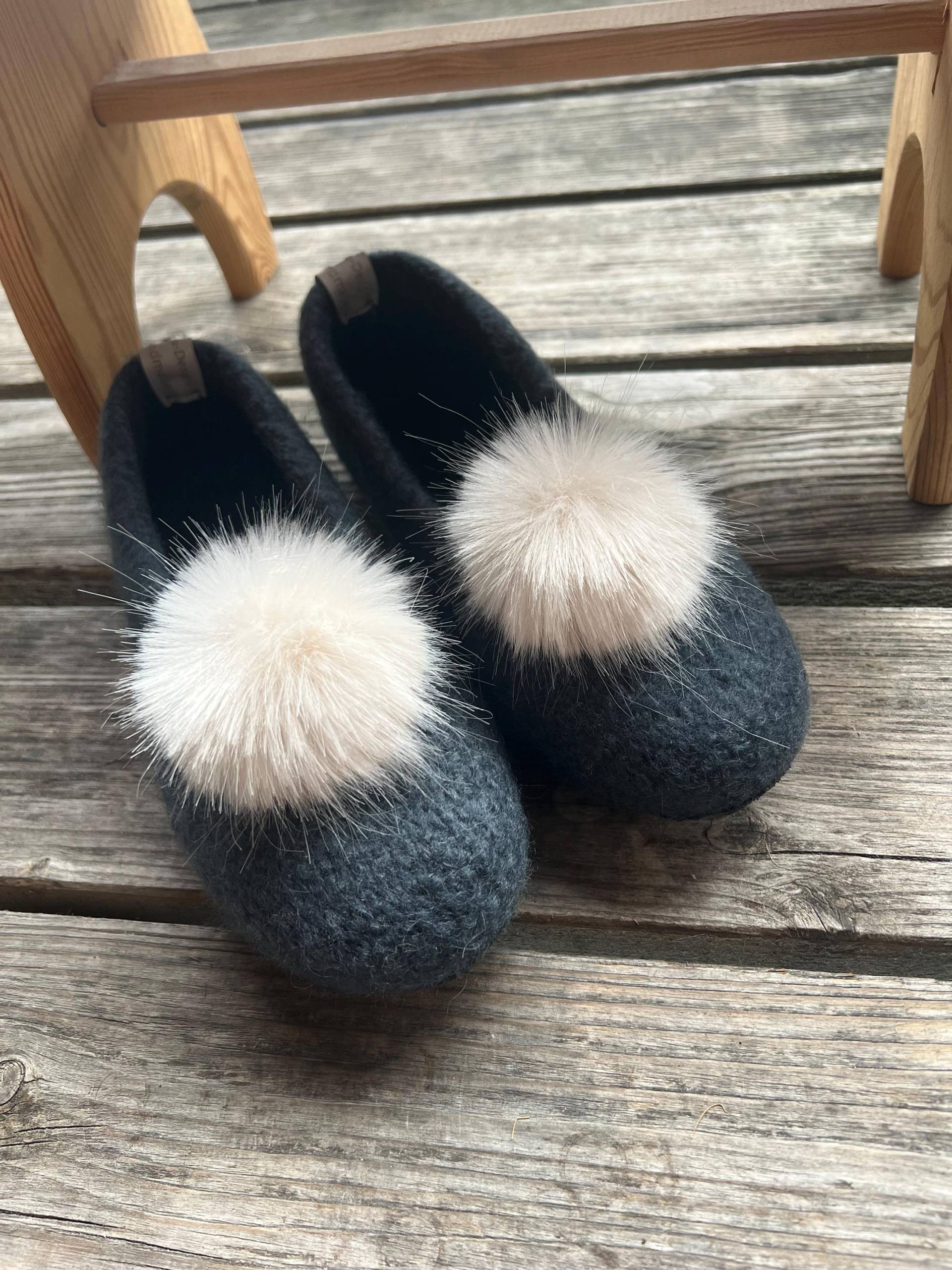 Filzschuhe, Dunkelgraue Ballerina Mit Kunstfellbommel, Puschen, Filzpuschen, Gefilzte Hausschuhe, Barfußschuhe, Filzschuhe von SejaDesign