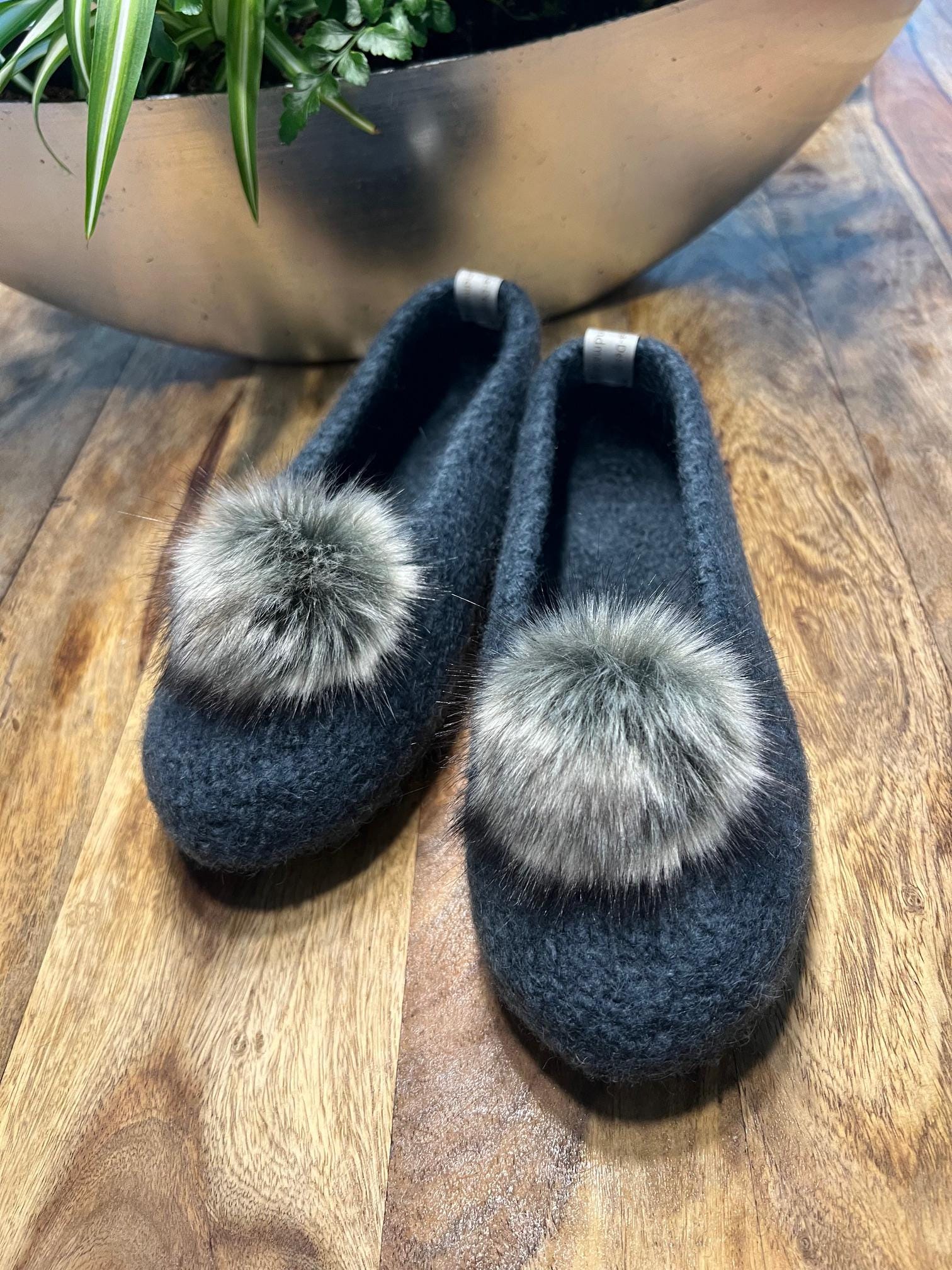 Filzschuhe, Dunkelgraue Ballerina Mit Kunstfellbommel, Puschen, Filzpuschen, Gefilzte Hausschuhe, Barfußschuhe, Filzschuhe von SejaDesign