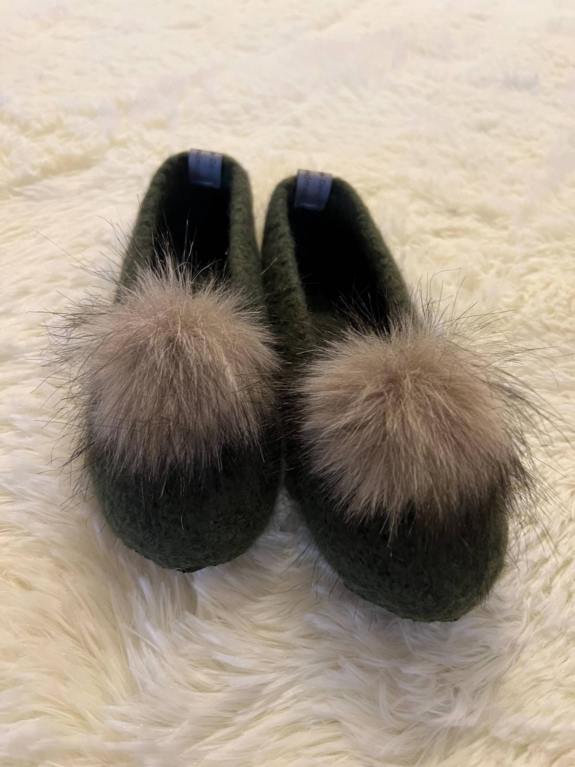 Filzschuhe, Jägergrüne Ballerina Mit Kunstfellbommel, Puschen, Filzpuschen, Gefilzte Hausschuhe, Barfußschuhe, Filzschuhe von SejaDesign