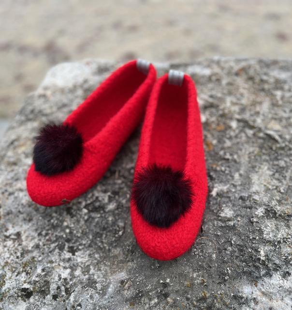 Filzschuhe, Rote Ballerina Mit Kunstfellbommel, Puschen, Filzpuschen, Gefilzte Hausschuhe, Barfußschuhe, Filzschuhe von SejaDesign