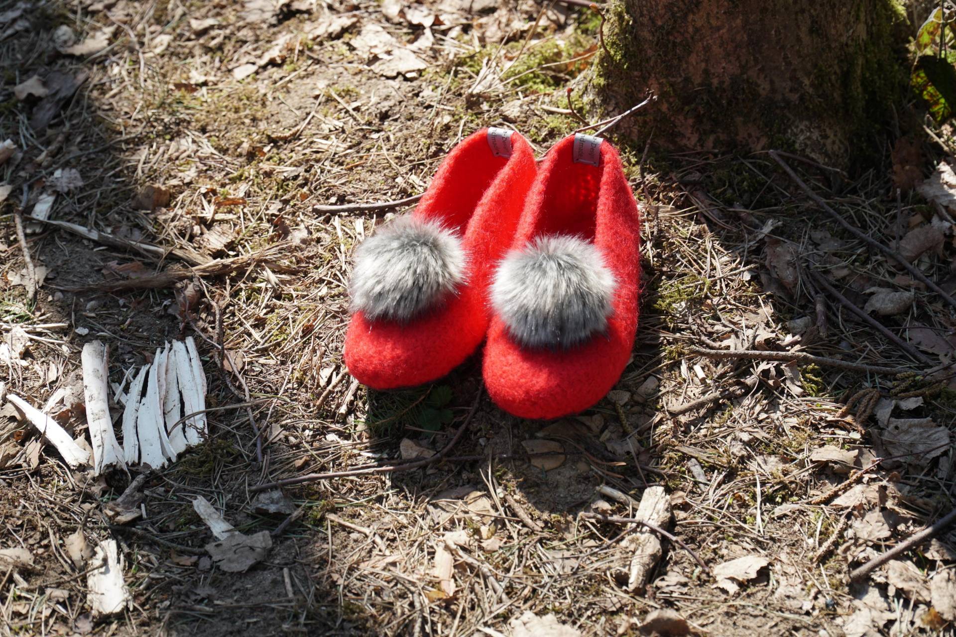 Filzschuhe, Rote Ballerina Mit Kunstfellbommel, Puschen, Filzpuschen, Gefilzte Hausschuhe, Barfußschuhe, Filzschuhe von SejaDesign
