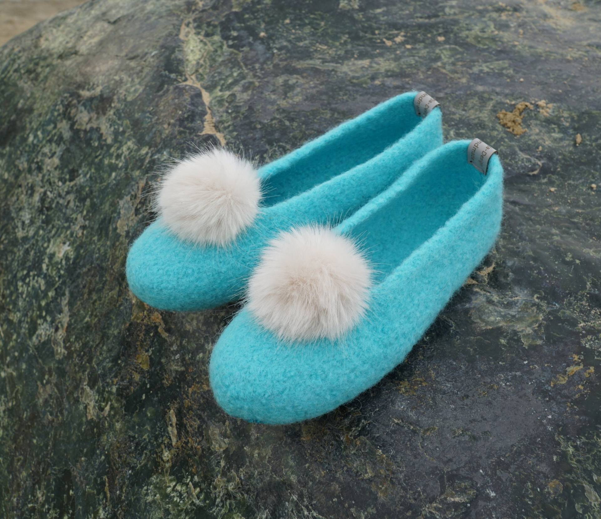 Filzschuhe, Türkiser Ballerina Mit Kunstfellbommel, Puschen, Filzpuschen, Gefilzte Hausschuhe, Barfußschuhe, Filzschuhe von SejaDesign