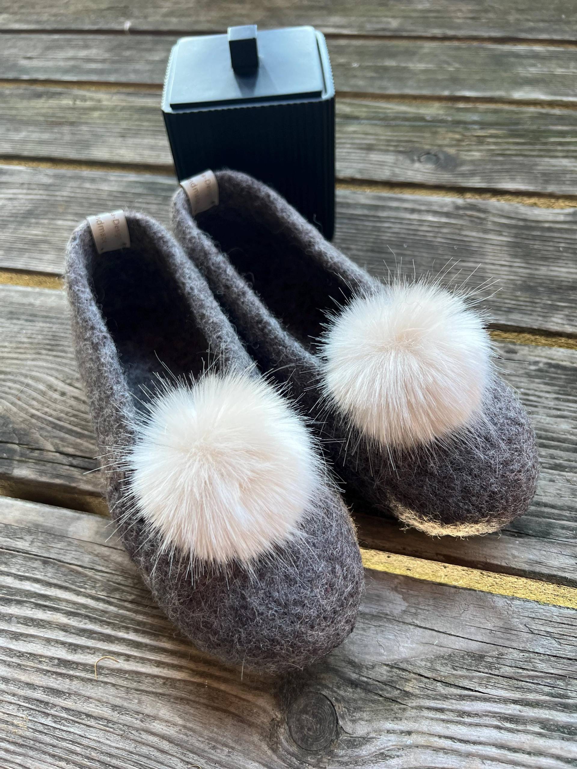 Filzschuhe Dunkelbraunmelierte Ballerina Mit Kunstfellbommel, Puschen, Filzpuschen, Gefilzte Hausschuhe, Barfußschuhe, Filzschuhe von SejaDesign