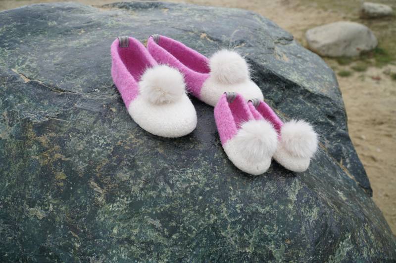 Filzschuhe Rosa/ Natur Ballerina Mit Kunstfellbommel Für Mutter Und Tochter. Puschen, Filzpuschen, Hausschuhe, Barfußschuhe Im Set von SejaDesign