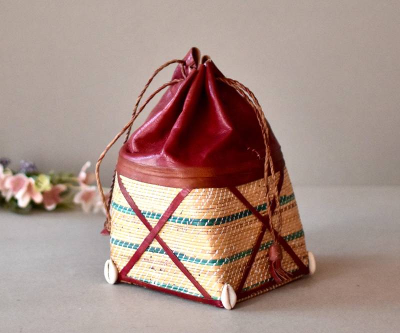 Retro Rattan Leder Make-Up Aufbewahrungstasche Damen Wicker Ledertasche von SekulidisAntiques