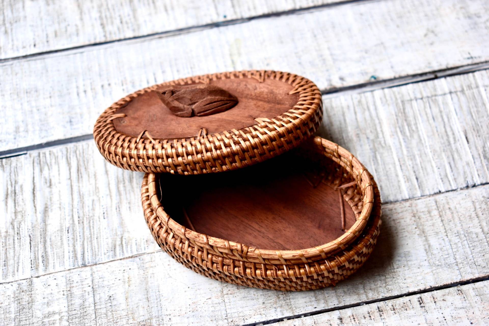 Vintage Handgefertigte Holz Rattan Schmuckschatulle, Holzkiste Mediterranes Wohndekor Holzfrosch von SekulidisAntiques