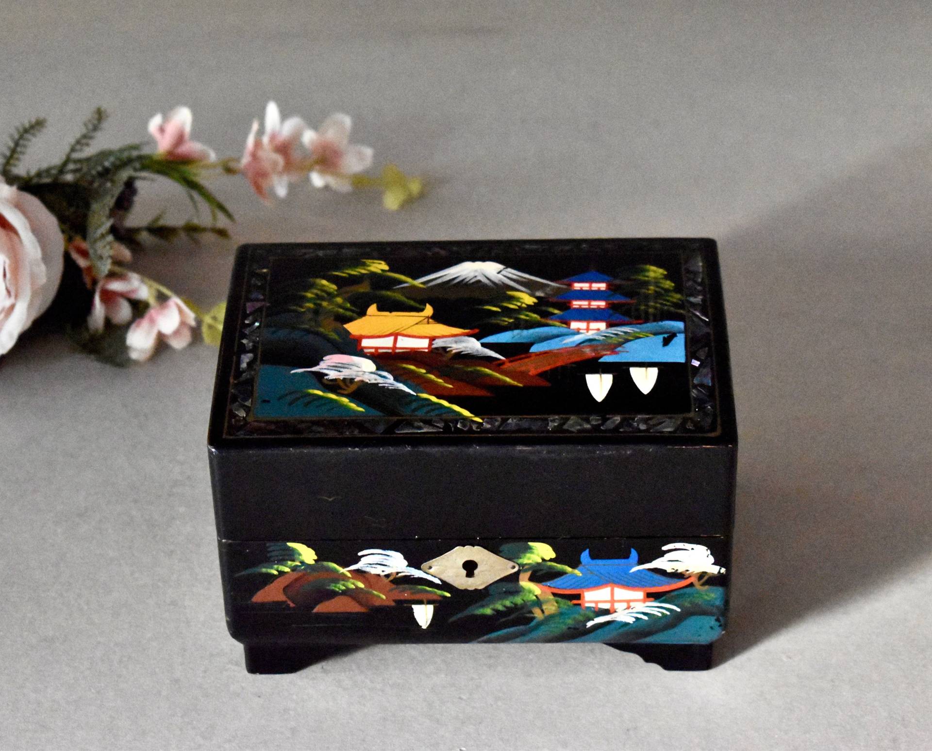 Vintage Holz Japan Schwarz Lack Schmuck Spieluhr Schmuckschatulle Vintage Holz Japan Schwarz Lack Schmuck Spieluhr Schmuckschatulle von SekulidisAntiques
