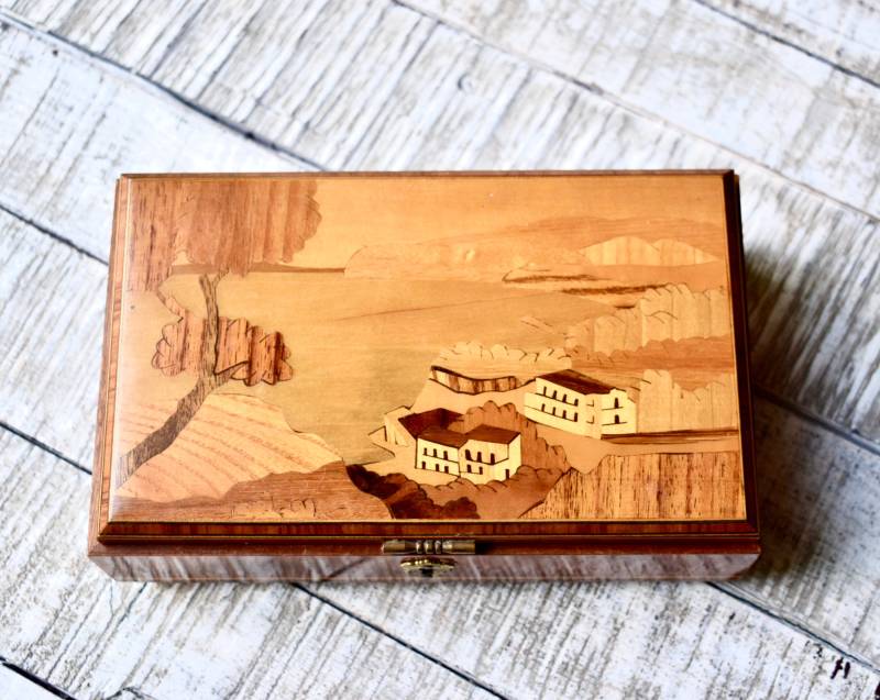 Vintage Holzschmuck Spieluhr Intarsien Schmuckkästchen 70Er Jahre von SekulidisAntiques