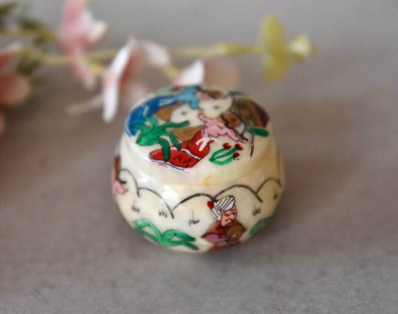Vintage Kleine Alabaster Schmuckschatulle Geschenk Handbemalte Damen von SekulidisAntiques