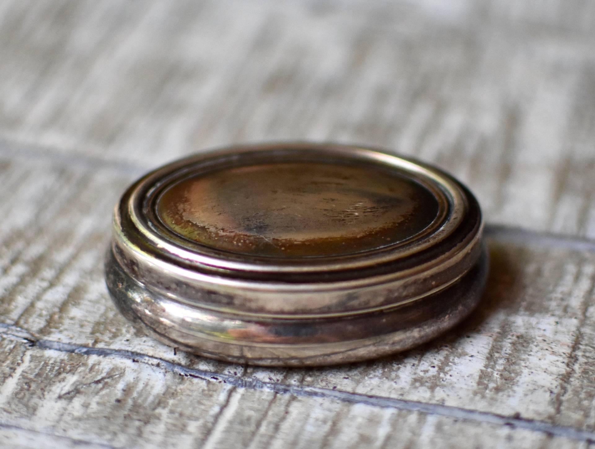 Vintage Kleine Pillenbox Geschenk Versilbert Metall Trinkets Box von SekulidisAntiques